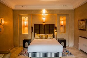 5 bedrooms, iron/ironing board, WiFi, bed sheets