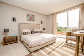 4 habitaciones, tabla de planchar con plancha, wifi y ropa de cama 