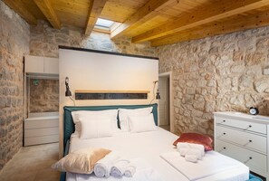 3 bedrooms, iron/ironing board, internet, bed sheets