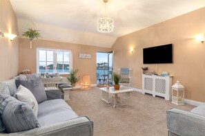 TV - 5 Sunny Cove - Direct Beach Access, Sea Views (Tenby)