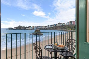 Outdoor dining - 5 Sunny Cove - Direct Beach Access, Sea Views (Tenby)
