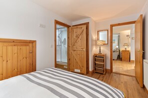 3 bedrooms, iron/ironing board, free WiFi, bed sheets - Two Hoots - Peaceful Cottage, Rural views (Tenby)