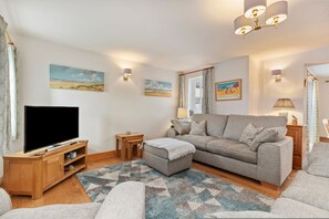 TV, DVD player - Two Hoots - Peaceful Cottage, Rural views (Tenby)