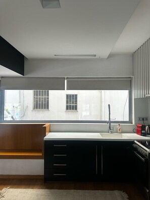 Fridge, oven, stovetop, coffee/tea maker