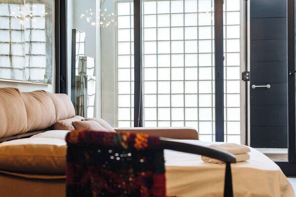 1 bedroom, bed sheets