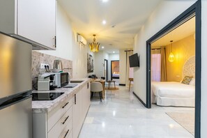 Frigorífico, microondas y tostadora