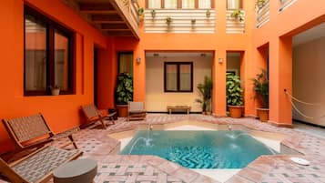 Una piscina cubierta