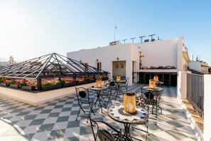 Outdoor dining - Argote 6 - Two Bedroom Apartment, Sleeps 5 (Sevilla)
