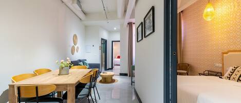 2 عدّة غرف نوم وواي فاي مجانًا وملاءات أسرّة