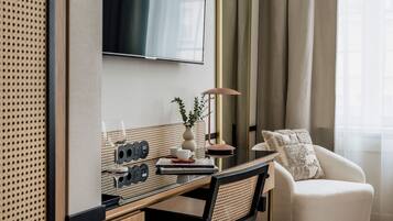 Habitación Deluxe, vista a la ciudad | Área de sala de estar | Televisión