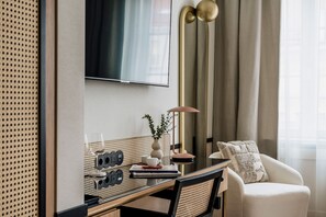 Habitación Deluxe, vistas a la ciudad | Zona de estar | Una televisión