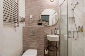 Chambre Standard, vue sur le jardin | Salle de bain | Articles de toilette (gratuits), séchoir à cheveux, peignoirs