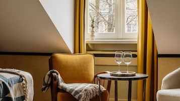 Comfort Room, City View | Living area | TV