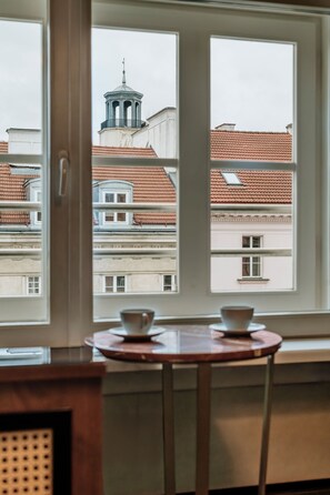 Deluxe-Zimmer, Stadtblick | Schreibtisch, laptopgeeigneter Arbeitsplatz, schallisolierte Zimmer