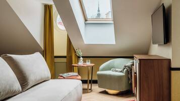 Deluxe-Zimmer, Stadtblick | Wohnbereich | Fernseher
