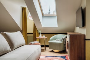 Chambre Deluxe, vue sur la ville | Aire de séjour | Téléviseur