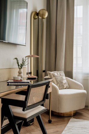 Habitación Deluxe, vistas a la ciudad | Zona de estar | Una televisión