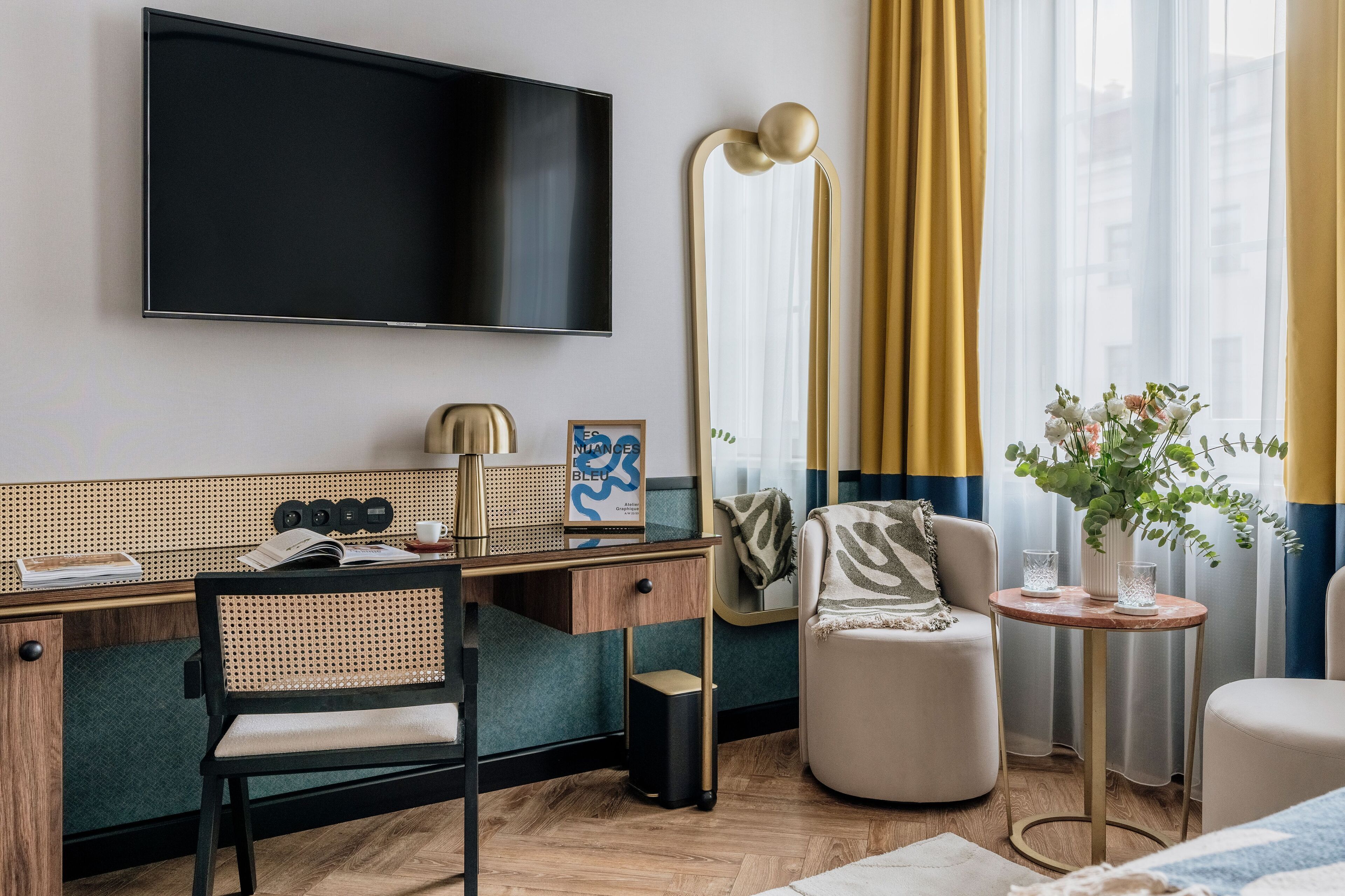 Kamar Deluks, pemandangan kota | Meja kerja, ruang kerja ramah laptop, dan kedap suara