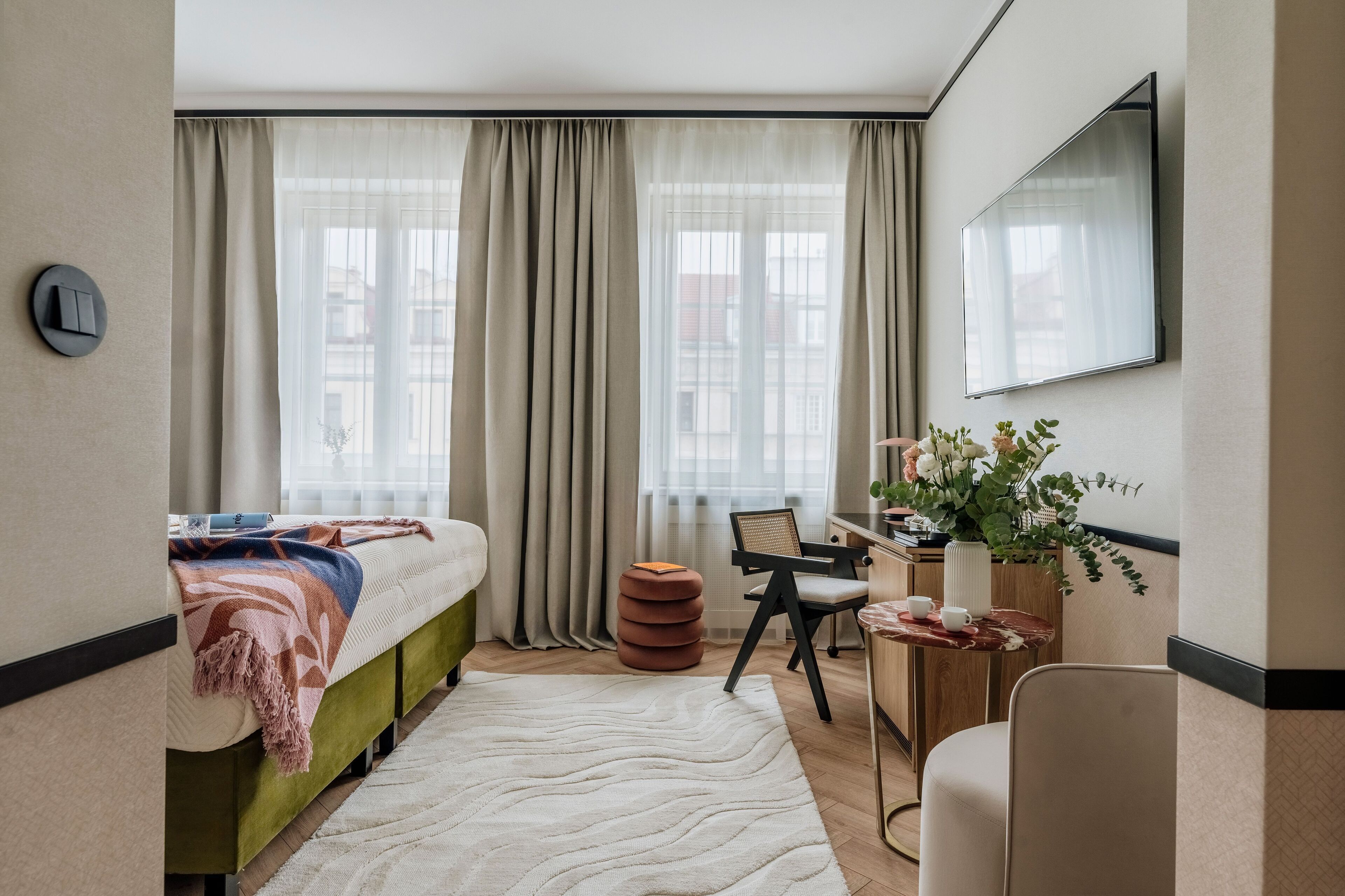 Classic Room, City View | Living area | TV