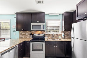 Condo, 1 cama King size y sofá cama, patio, vista al jardín (Beachwood Villas Unit 4A) | Cocina privada | Refrigerador, microondas, horno y parrilla de estufa