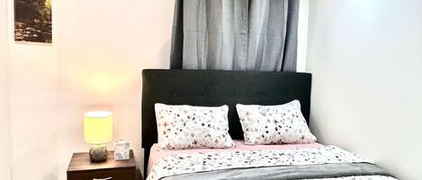 2 chambres, fer et planche à repasser, Wi-Fi, draps fournis