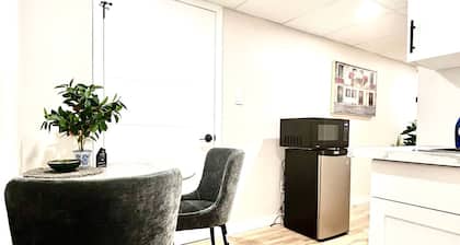 2 Bed rooms|Private entrance|Free Parking|Self-Check-in into our Upscale Haven.