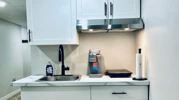 Réfrigérateur, micro-ondes, plaque de cuisson, cafetière/bouilloire