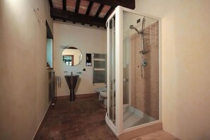 Shower, jetted bath, hair dryer, bidet - Villa Santa Maria (Montegiorgio)