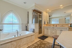 Shower, hair dryer, towels, soap - Historic Parish House 2-Bedroom Condo Steps to Naval Academy (Annapolis)