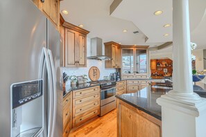 Fridge, microwave, oven, stovetop - Unique 2-Bedroom Condo in Beautifully Renovated Parish House (Annapolis)