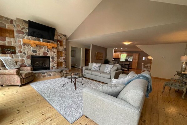 Smart TV, fireplace - Brookside Cottages and Resort The Big House (Grawn)