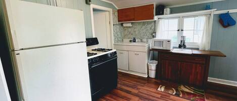 ثلاجة، ميكروويف، فرن، موقد طهي مسطح