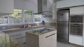 Jääkaappi, mikroaaltouuni, uuni, liesi