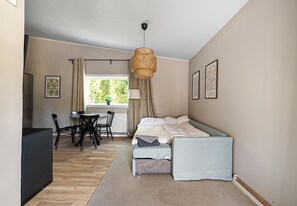 A bedroom with a bed, a desk, and a chair. - Comfortable Minihouse Vega (Trangsund)