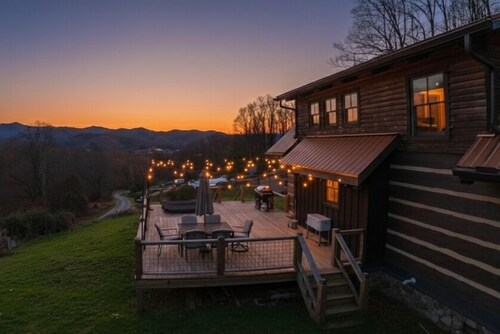 Charming Log Cabin with Long Range Views, Wifi, and Private Hot Tub