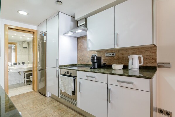 Kühlschrank, Mikrowelle, Ofen, Geschirrspüler