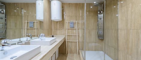Douche, sĂšche-cheveux, serviettes fournies