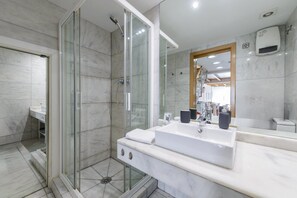 Dusche, Haartrockner, Handtücher