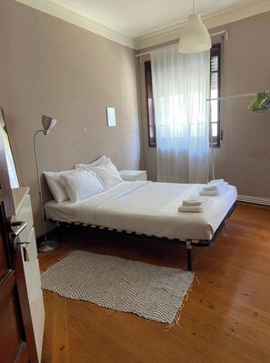4 habitaciones, tabla de planchar con plancha, wifi y ropa de cama 