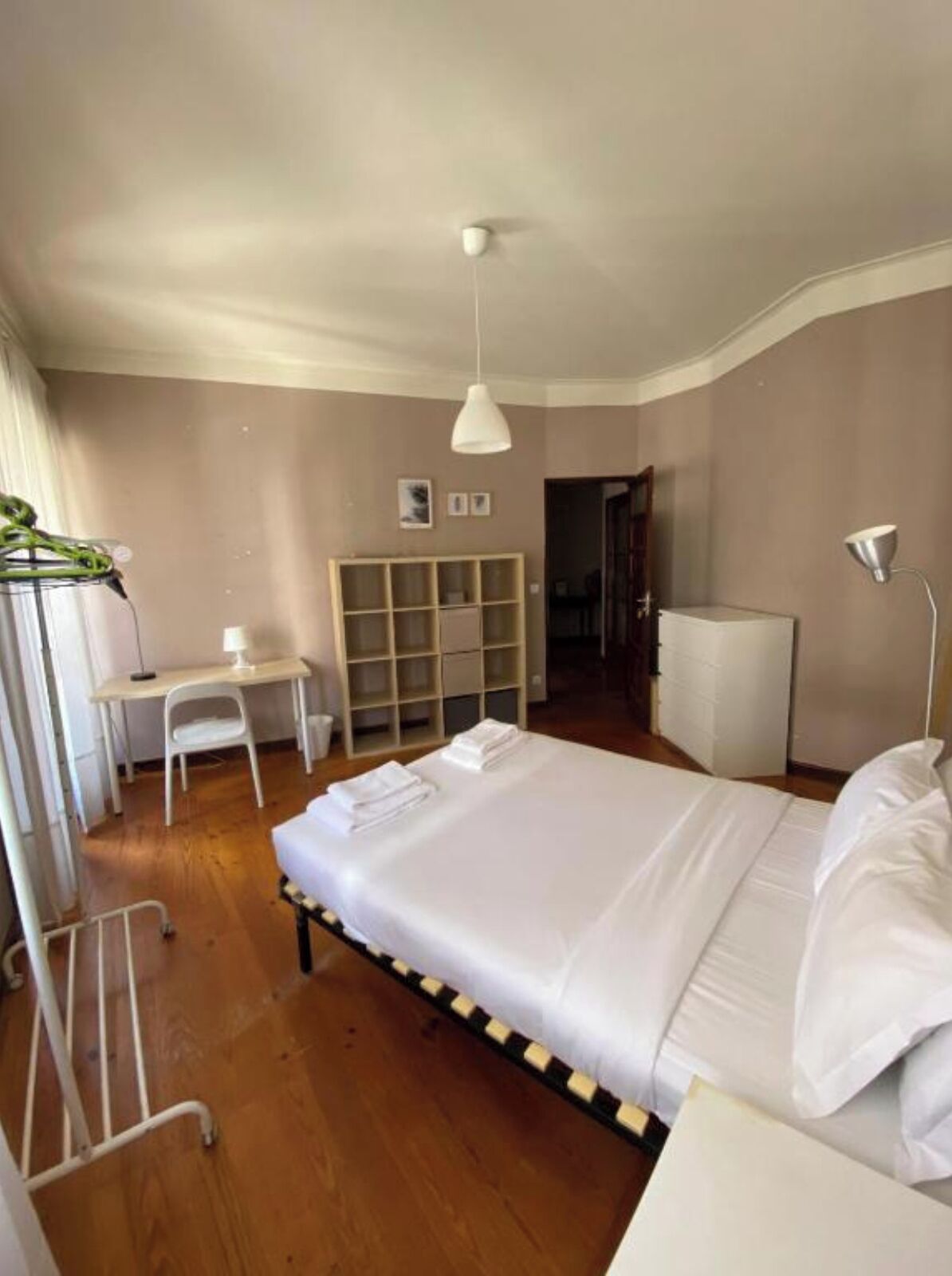 4 slaapkamers, een strijkplank/strijkijzer, wifi, beddengoed