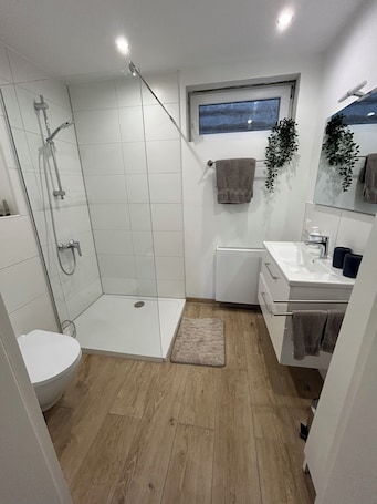 Dusche, Haartrockner, Handtücher, Seife. Gemütliche Ferienwohnung direkt an der Autobahnauffahrt