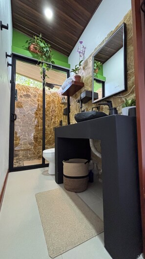 Secador de cabelo, toalhas de banho, sabonete, papel higiênico