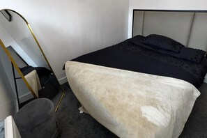 3 多间卧室、熨  斗/熨衣板、免费 WiFi、床单