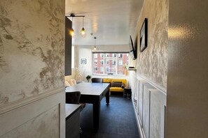 Interior - Central Sheffield 3-bed Apt, Sleeps 6 With Parking (Sheffield)