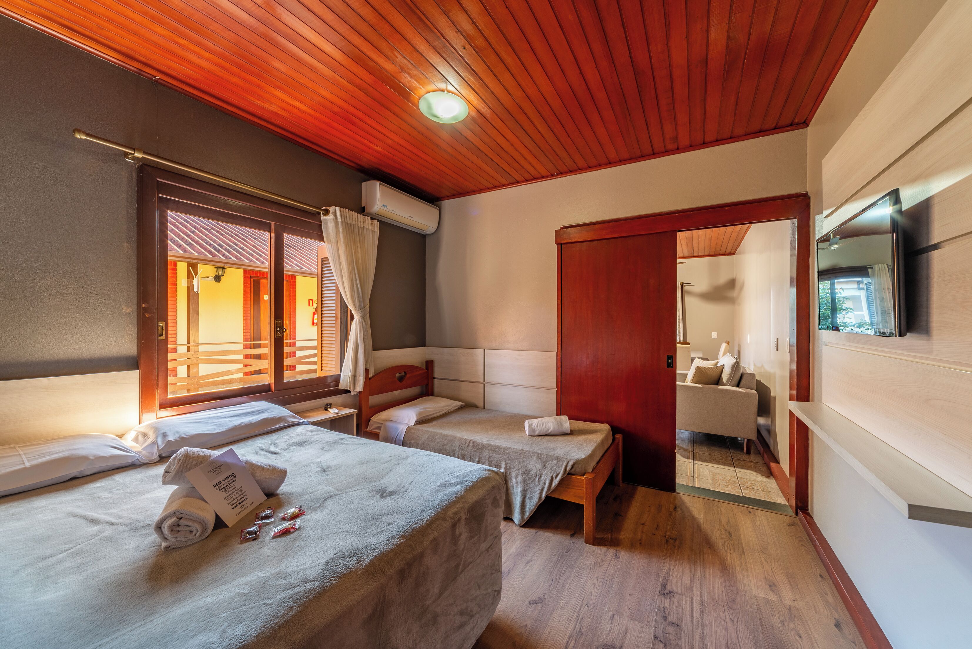 Family Studio Suite | Desk, laptop workspace, free WiFi, bed sheets