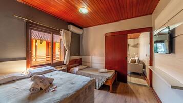 Family Studio Suite | Desk, laptop workspace, free WiFi, bed sheets