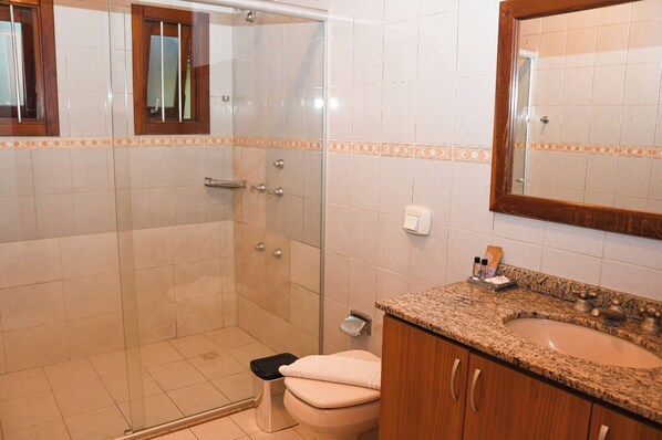 Familie studio suite | Badkamer | Een haardroger, handdoeken, zeep, shampoo