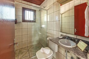 Deluxe Triple Room, 1 Bedroom | Bathroom | Shower, hair dryer, towels, soap - POUSADA DREHMER HAUS (Gramado)