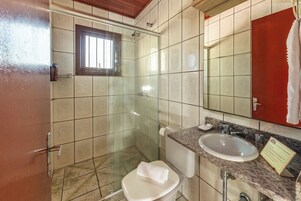 Habitación triple Deluxe, 1 habitación | Baño | Ducha, secador de pelo, toallas y jabón