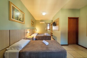 Deluxe Triple Room, 1 Bedroom | Desk, laptop workspace, free WiFi, bed sheets - POUSADA DREHMER HAUS (Gramado)